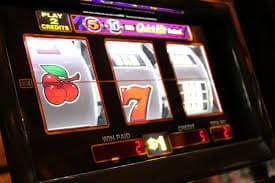 Platform rukkhadevata menampilkan kategori permainan slot, dealer langsung, dan sportsbook